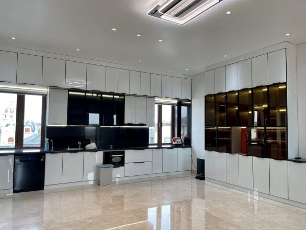 508468745 122213844656158575 8899450944238544147 n Nội thất nhôm Aluhome chuyên tủ bếp, tủ quần áo, vách ngăn CNC. Thiết kế đẹp, chống ẩm mốc, lắp ráp nhanh, bền bỉ, không cong vênh, không mối mọt.